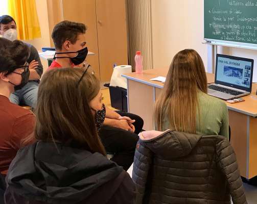 I studenc de la 3 LSA de la Scola Ladina à prejentà l projet DNA - Val de Fascia.
