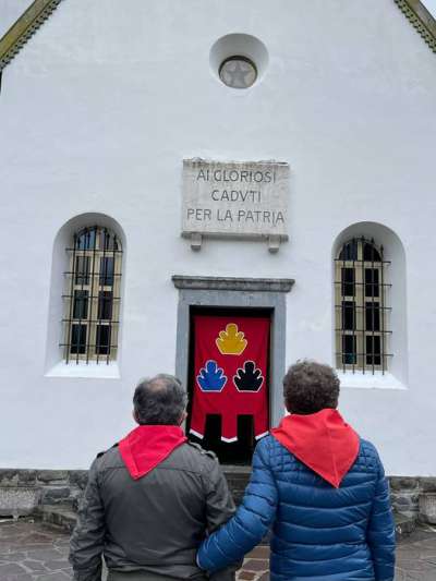 Mauro e Domenico Pierotti davánt a la capela del osciario de Plán de Salejei.
