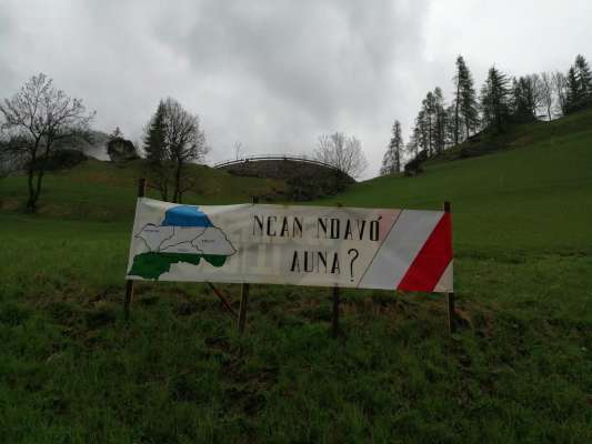 Un dei striscions metùs fora dai scizeri su le strade del Giro d’Italia.
