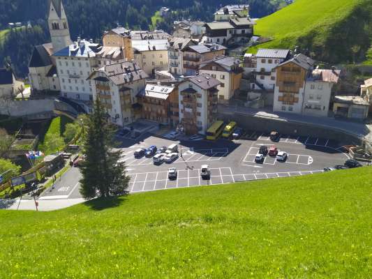 La Plaza Nuova da La Plié col nuof asfalto.
