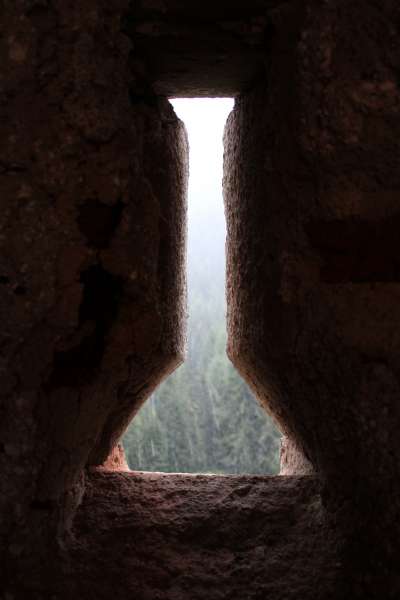 Un dei busc ntei mur del ciastel d’andrac. ( foto e info da facebook.com/CastelloDiAndraz )
