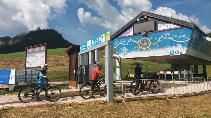 Co ra roda su i inpiante, in Anpezo e su ra Dolomites: ca son a Socrepes, dal bike park, agnó che d’inverno ‘l é ra pistes par i schie.
