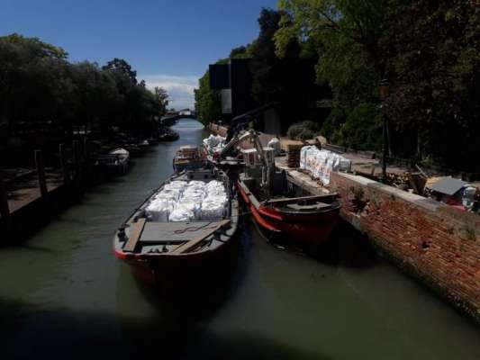 El gnee de Fouzargo, ciarià su ‘na barca, dal menà a ra Biennale de Venezia.
