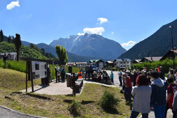 In Auronzo i conta del santuario del Calvario, chel col verde che se vede inpó, a man zanca, sora ra ciaśes del paes.
