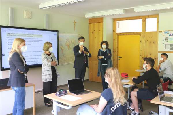 Tratan la vijita te na cuinta classa dles scores altes a La Ila (d.m.c.): l'insegnanta Elisabeth Frenner, l'intendënta Edith Ploner, l'assessur Daniel Alfreider y la direturia Elena Pellegrini (Foto: USP/Roman Clara)
