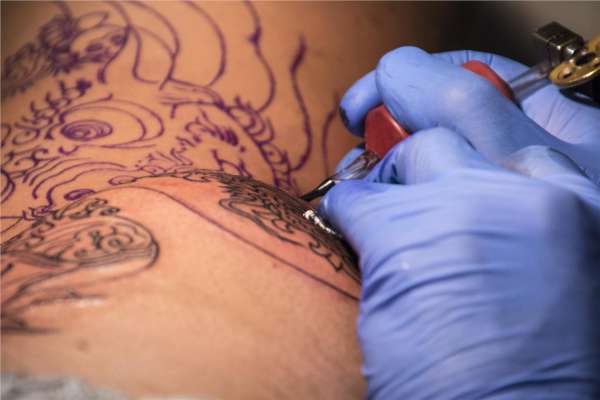 Nia düc i tatoos n’é fac cun tintes aladó dles prescriziuns dla sanité. (foto: provinzia)
