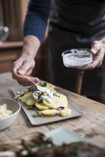 Sön Börz gnaral mostré da adoré bun les erbes y saus di pra y bosć da munt, sciöche rezëta y ince medejina popolara. (foto: alex filz/c.t. al plan-san martin)
