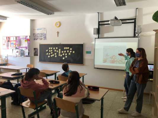 I studenc fèsc lezion su la giustizia riparativa.
