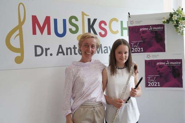 La scolara de fabló Elena Rubatscher cun la maestra Monica Crazzolara.
