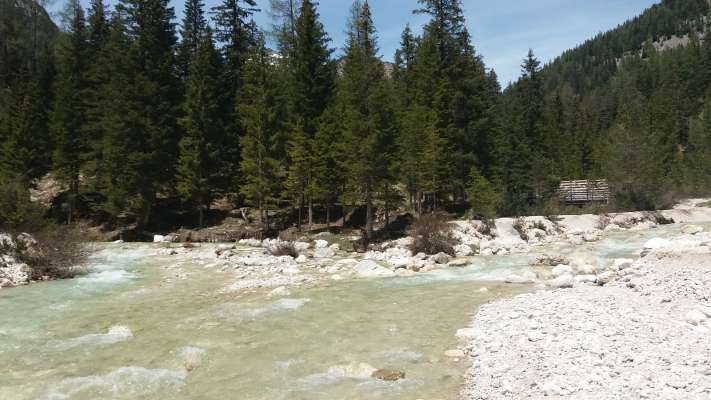 In Pian de Loa: a man zanca de ra foto se vede r’aga che vien da Fanes; a man dreta chera che nasce in Cianpo de Crosc, da deentà ra Boite. 
