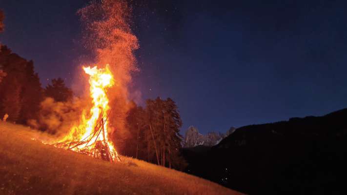 L fuech di Scizeri de Urtijëi sun Col de Flam. (Foto: Scizeri de Urtijëi/Andreas Kostner)
