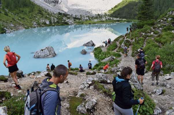 L lach del Sorapis, che a ester deventà famoso l s’à ciatà sofoié da la jent.
