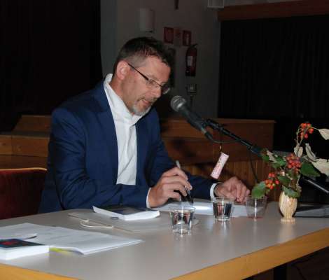 Carlo Suani, poet y professur tles scores altes ladines.
