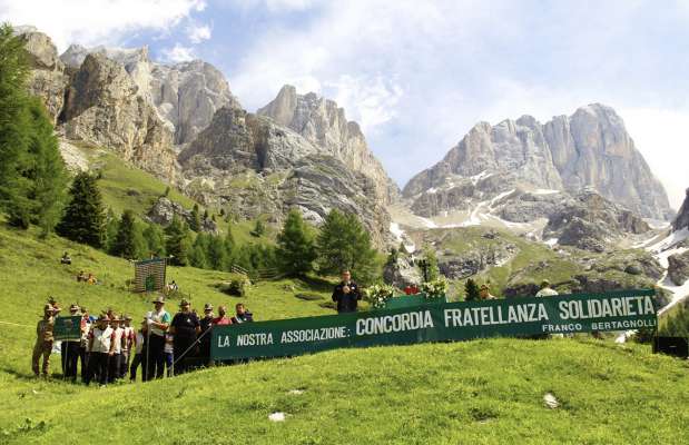 L president de la PAT Maurizio Fugatti a la ranunanza di Alpins sun Contrin.
