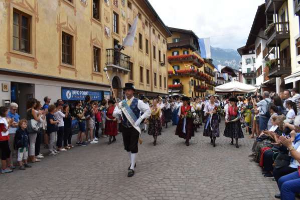 Par vede danoo ra gran Festa de ra Bandes in Anpezo sarà da spetà un outro an; dapò de ‘l agosto 2020, fiedo e ceto, no se và adora a ra fei gnanche sto an.
