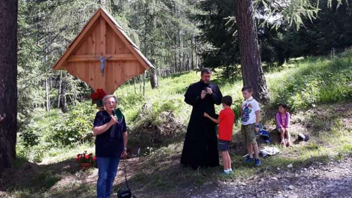 Ra benedizion de ra crosc del Molinaro, su ra strada vecia da Alverà par Son Śuogo, ignante de ruà su dal Lagoscin.
