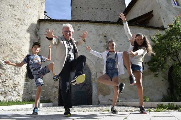 Les trasmisciuns de Armando Traverso "Un diario delle vacanze in montagna" dales valades ladines é gnüdes realisades en colaboraziun cun l'Intendënza ladina a Balsan. (Foto: RAI YOYO)
