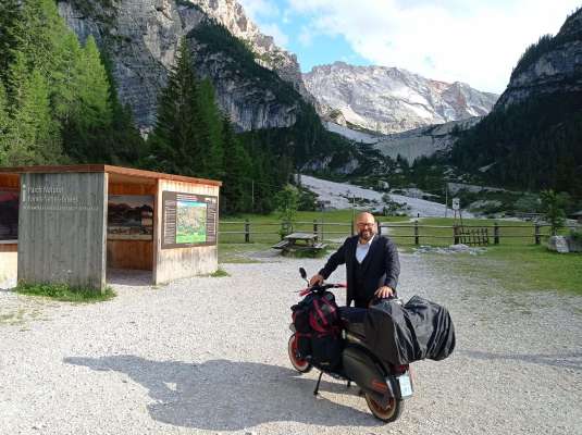 Markus André Mayer cun süa Vespa ta Pederü.
