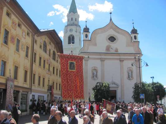 Ra portiscion del Corpus Domini del 2019, daante a ra jeja de San Iaco, co ra Banda, ra autoritas, ra comunità intiera. Da doi ane no se vede pi nuia de duto chesto.
