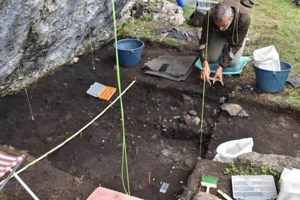 I archeologhe i jaa su ra monte de Pra Comun, in Jou, par saé algo depì de i ome che śia a ra caza, che vivea su ra nostra Dolomites, śa undesmile ane.
