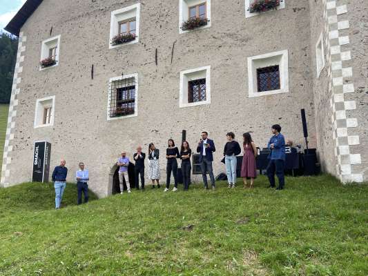 Tratan l'inauguraziun, i coordinadus Gustav Willeit, Katharina Moling y Michael Moling, adöm cun l'ombolt da San Martin Giorgio Costabiei, Werner Call, Roberto Huber y deplü artisć protagonisć dla cuinta ediziun de SMACH. 
