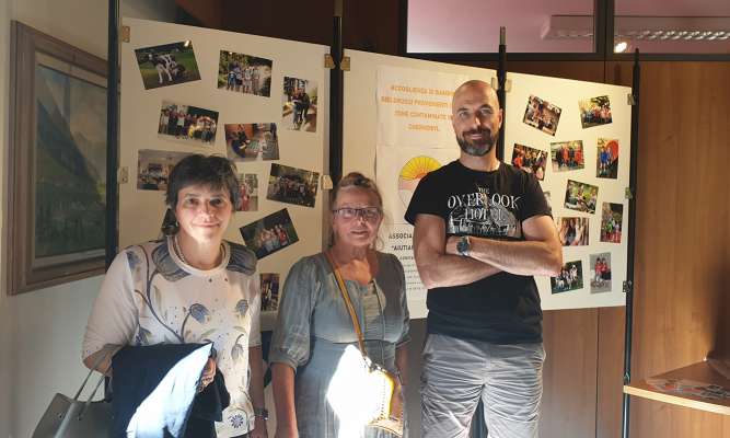 I raprejentanc de la sociazion “I didon a viver“ de Fascia dedant a la mostra.
