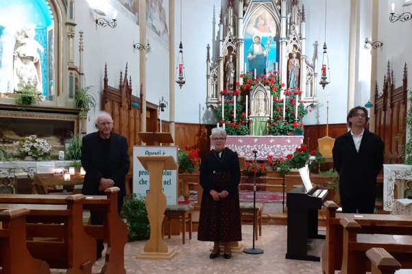 Antonio Chiades, Antonietta Crepaz “Pecula” e Carlo De Battista i a animé el recital biblich nte gliejia da La Plié.
