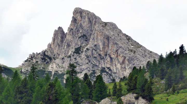 L Sas de Stria, deventà la cesa de la ria Diana scazada dal Ciastel de Andraz, come che l varda fora aldidancuoi. (Foto: Cai Cortina)
