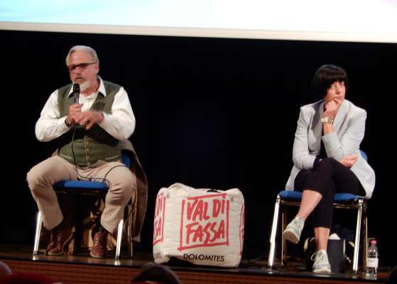 L professor Matteo Garbelotto e la enjegnera e presidenta de la Fondazion Dolomites Unesco Mara Nemela.
