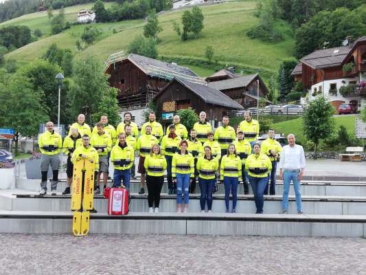 Le grup "First Responder" da Lungiarü cun l’Ombolt Giorgio Costabiei.
