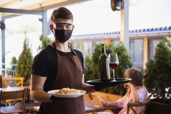 Da en vëndres orarál ester le "Green Pass" por jí a se mangé valch - daite - al restorant. 
