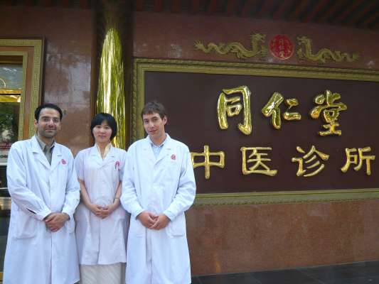 Jan &eacute; j&uuml; sis iadi tla Cina. Chil&oacute; &eacute;l a Pechino tl "Tong Ren Tang Hospital". 
