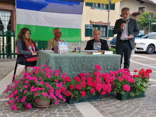 Da man zanca, Giulia Tasser, Franz Pozzi, Giuseppe Mattuella e l capocomun da Col Paolo Frena.
