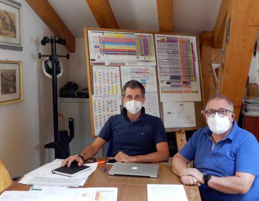 L passaje de consegnes enter l nef Sorastant Federico Corradini, e Claudio Valentini che &agrave; ret la Scola te l'ultim an.
