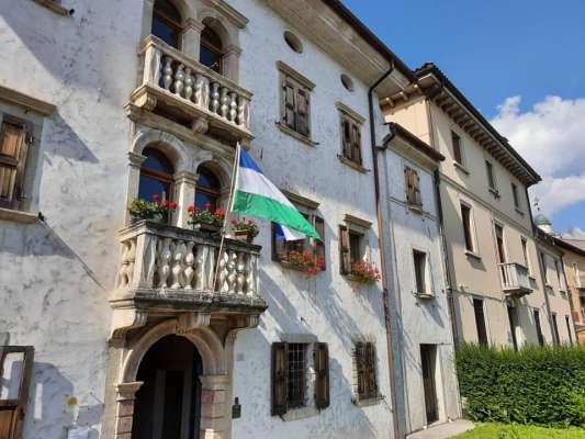 La bandiera ladina metuda fora sul »Broi« de Ègort.
