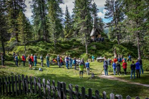 En moment entánt la S.Mëssa nte la cortina de viera de Valparola.
