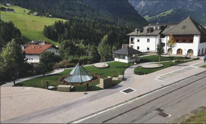 La plaza renuveda dan la Cësa de Paussa a Urtijëi. Da udëi iel nce la rissa de peton che rënd plu saurì l muvimënt dla jënt de tëmp sun n stuel da rodes.
