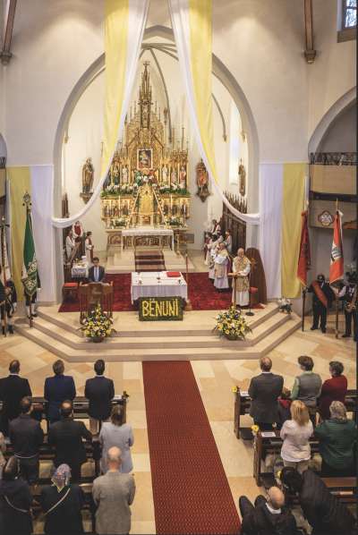 Nce dedite ie la dlieja decureda. A man drëta Sn. Ivo Costanzi pra si prima mëssa te si funzion nueva (foto: Patrick Senoner).
