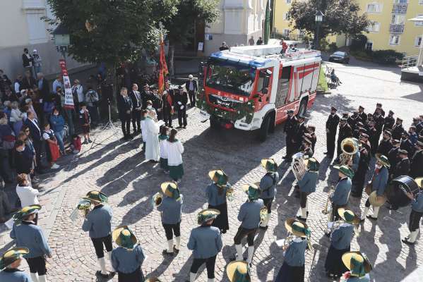 Pra la benediscion dl camion dal tanch nuef di Destudafuech de Urtijëi, cun danter l auter nce la Mujiga dl luech y na reprejentanza dl Chemun.
