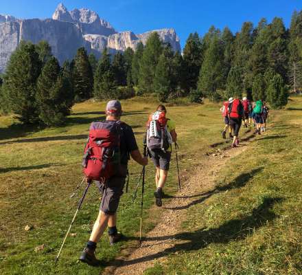 Le pelegrinaje söl iade tles Dolomites. foto: Diozeja/Anna Maria Obrist
