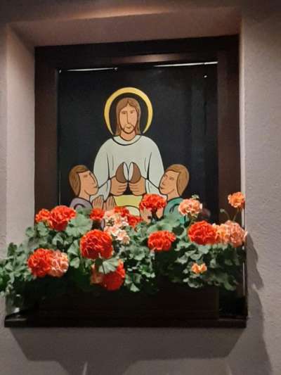 La comunité á arjigné na iluminaziun por la vëia dla festa di iubileums.
