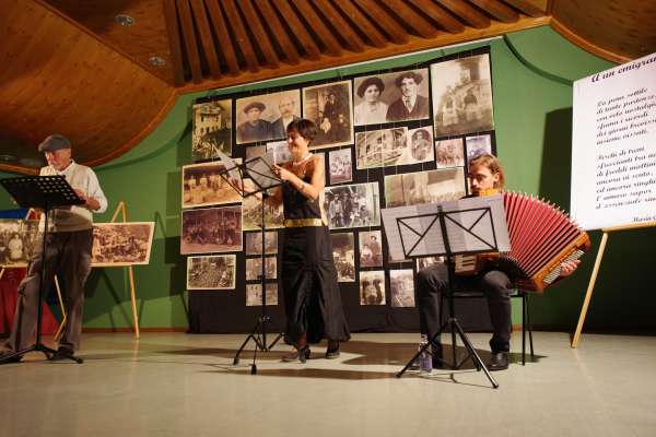 En moment del teater »Na vita« ntel self dei congresc de Reba. 
