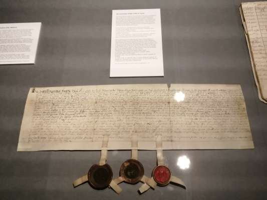 La pergamena dl 1558. L prum sigil da man ciancia é chel de Giovanni Gaspare
