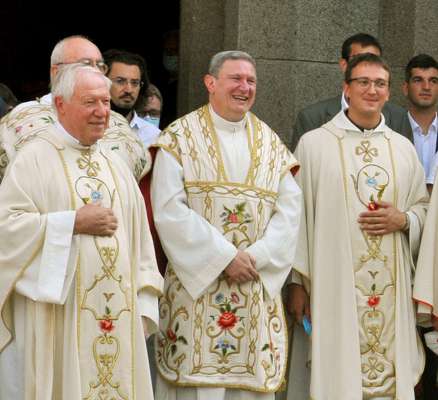 Te chisc egn a Moena don Enrico à didà crescer te la fe doi neves preves, don Devis Bamhakl e don Mattia Vanzo.
