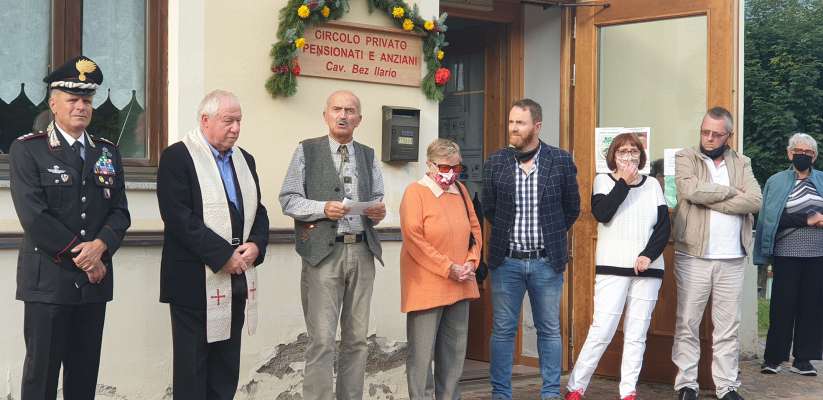 La zerimonia de dedicazion a Ilario Bez del Zircol de la Jent de età de Moena.
