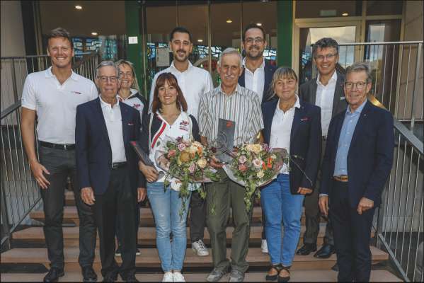 Foto de grupa n ucajion dla festa per i trainadëures dl ann. Tamez i unerei Clio Rossetto de Maran y Luigi Ponza cun l presidënt dl VSS Günther Andergassen, cin’ cumëmbri dl cunsëi dl VSS danter chisc nce la presidënta dl Schi Club Lidia Bernardi, y d’autra autoriteies.
