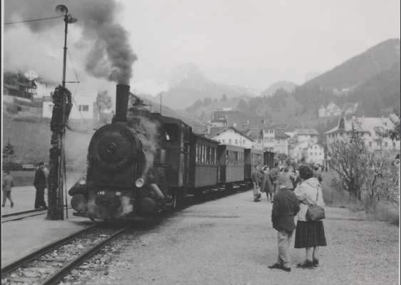 La stazion dla ferata a Santa Cristina.
