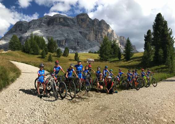 Grup de mituns dl club Rodes Val Badia tratan i alenamënc da d'isté.
