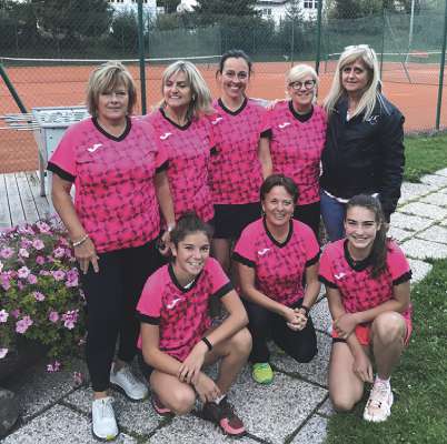 Patrizia Mairhofer presidënta dl TC Urtijëi, Wally Chizzola, Simone Grossgasteiger, Lotte Bachmann, l’arbitradëura Carmen Sandrin, dancà cufedes Alessia Bernard, Marion Kostner respunsabla dla »racchetta rosa« tla provinzia de Bulsan y Martina Dellagiacoma.
