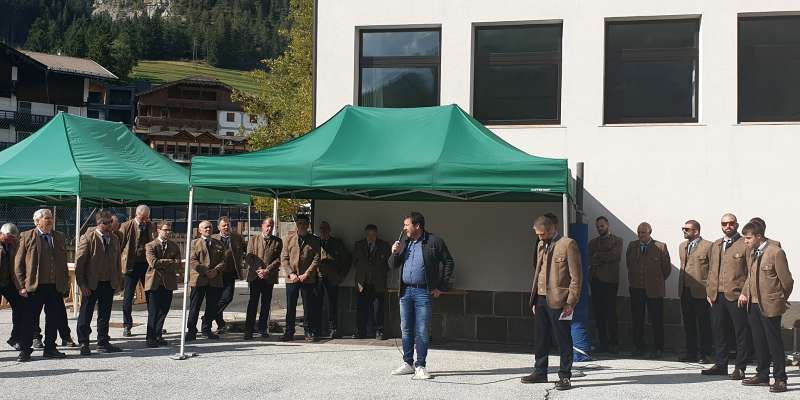 L'inaugurazion de la neva senta del Cor Valfassa tel frabicat de la scoles populères de Poza che doventarà Ciasa de la Musega de Fascia. 
